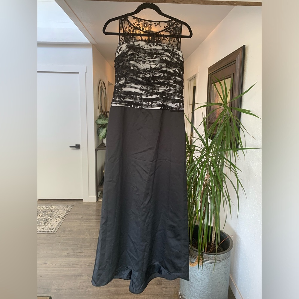 JS Collections Black Lace Satin Maxi Dress BROKEN ZIPPER size 10 Preloved
